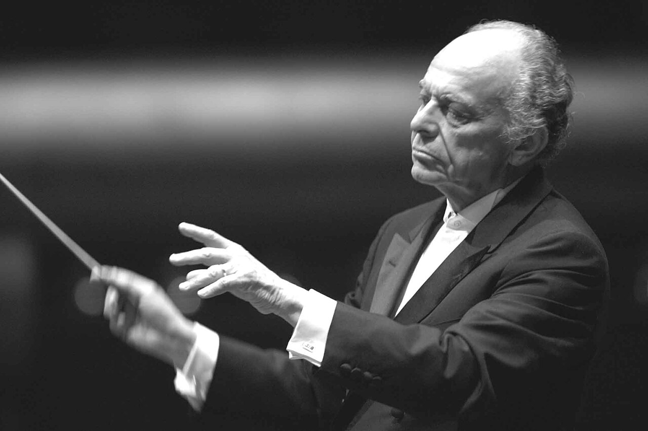 The violinist who conducted operas left his baton 12 years ago