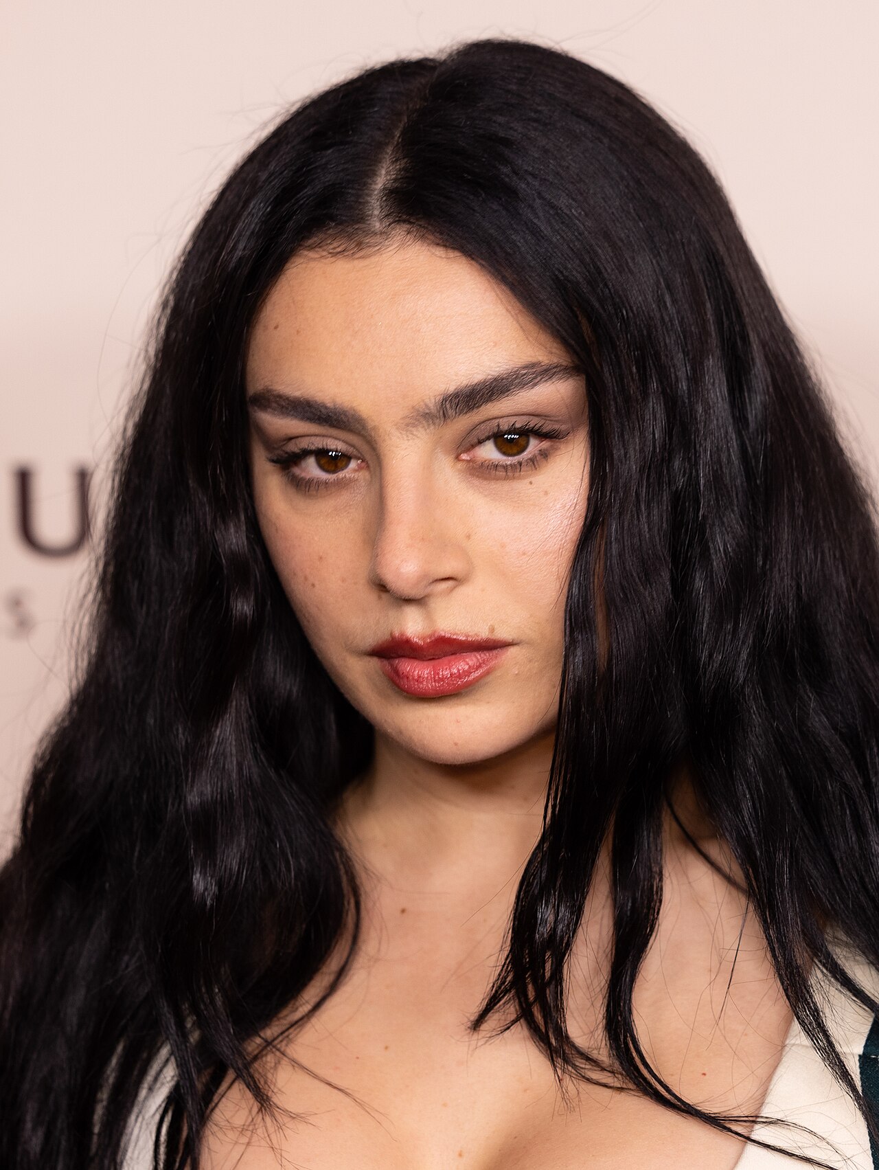 Charli XCX: Призрак альбома «14» и путь от MySpace до PC Music